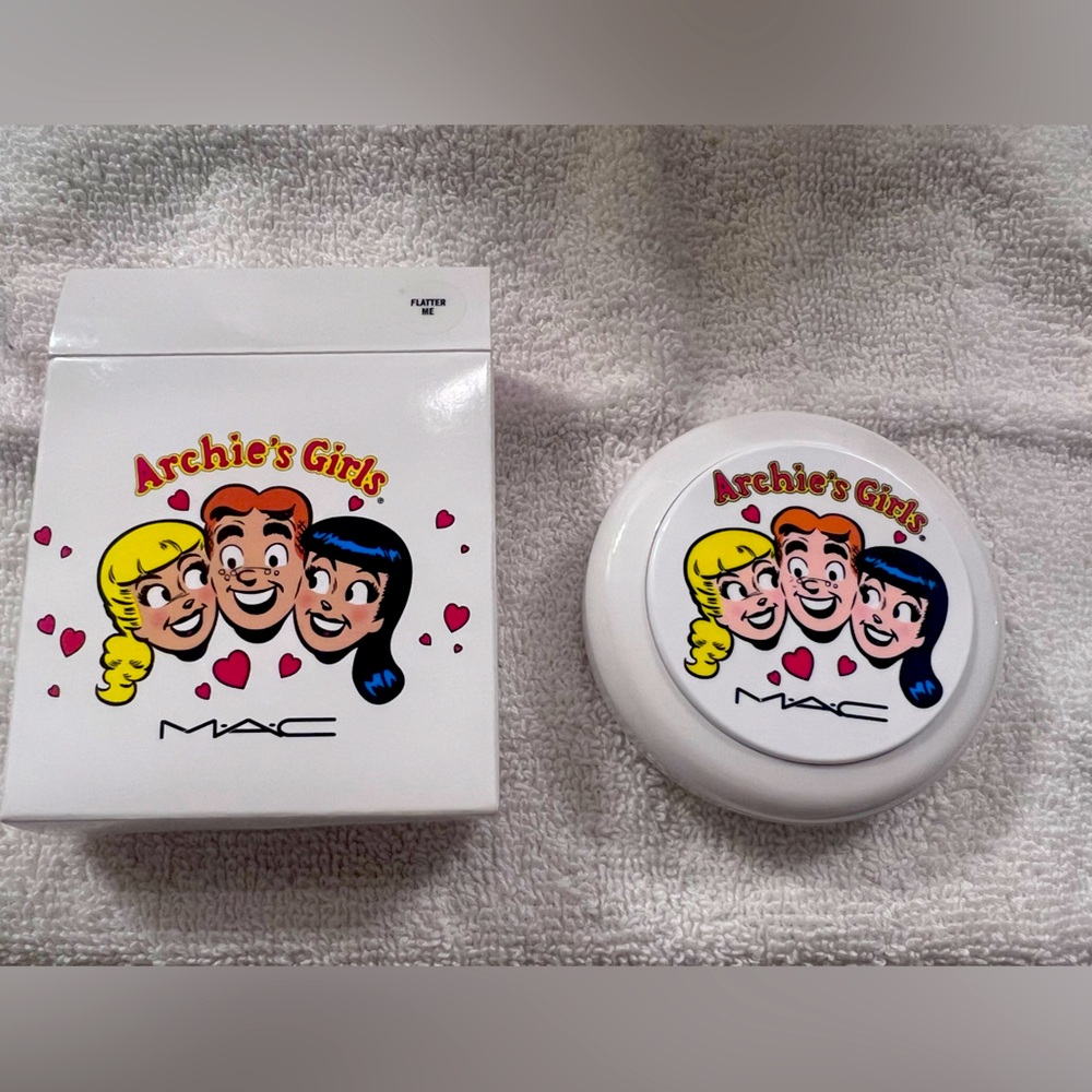 MAC Cosmetics “Archie’s Girls” Flatter Me Face Powder